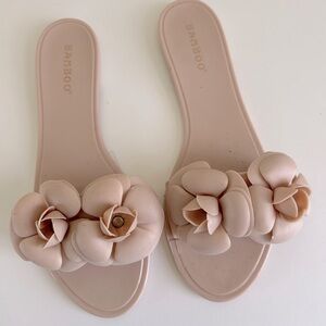 Bamboo brand creme floral slip on flip flops, size 8 NWOT